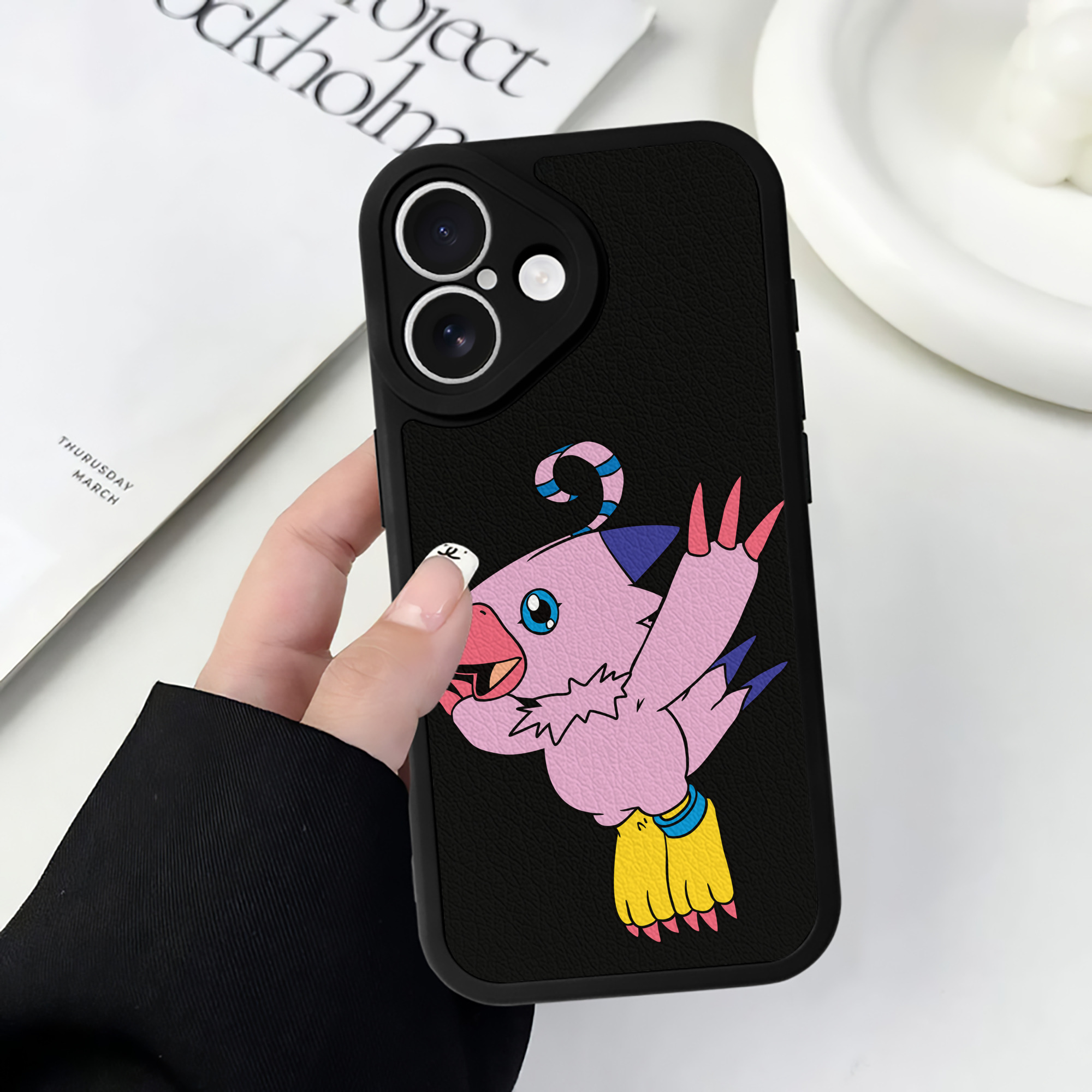 （画像用） Digimon デジタルモンスター/デジモン 【iPhone 16シリーズ対応】シリコンスマホケース（レザー調） 材質：シリコン